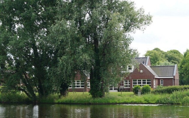 Luxurious, Detached Holiday Home Right by the Water