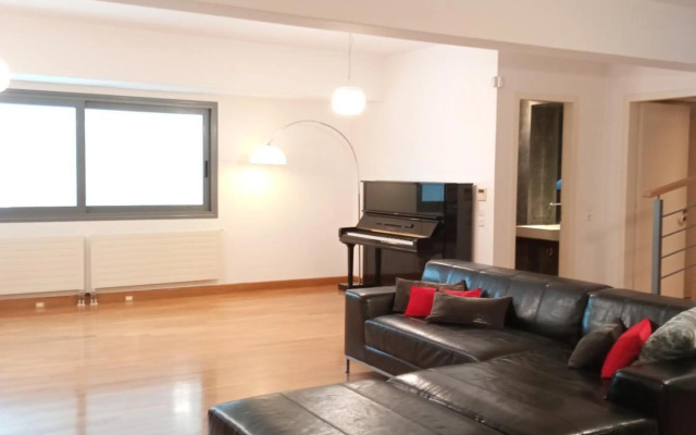 Ultra-Modern Living, Luxe 4BR with Private Outdoor Pool