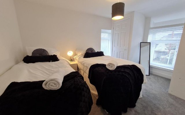 Perfect Location 3 Bed Serviced apartment with Bike Storage for BPW. Close to Brecon Beacons