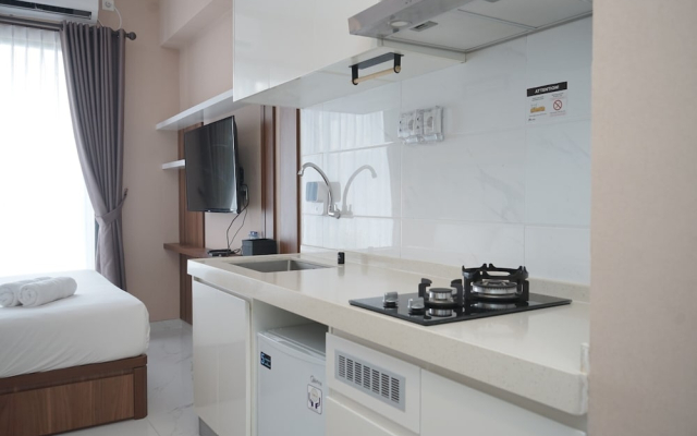 Homey And Simple Studio At Sky House Bsd Apartment