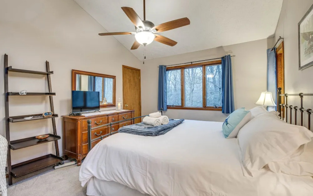 Eco-friendly Poconos Cabin w/ EV Charger!