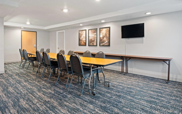 AmericInn by Wyndham Dickinson