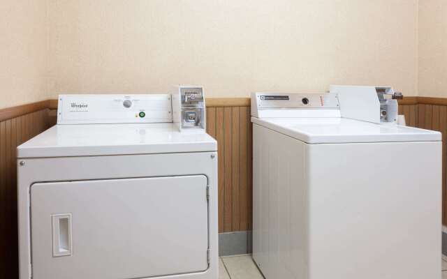 Super 8 by Wyndham Carrollton