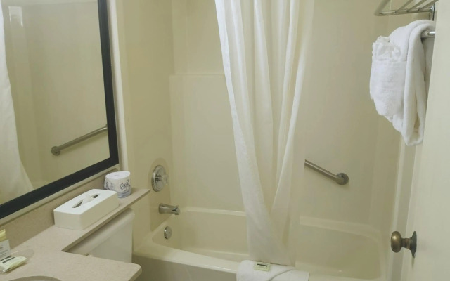 Travelodge by Wyndham Edmonton West