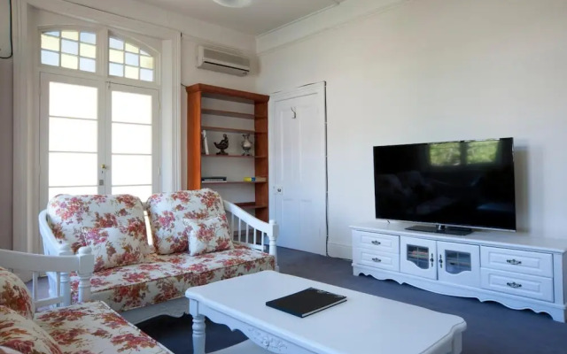Lowena Cafe and Accommodation