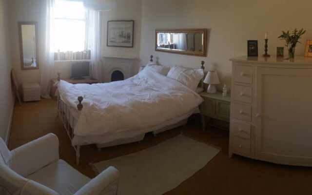 4 Bedroom Flat In Edinburgh City Centre