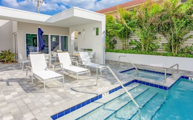 Tri-level Pompano Beach Townhouse by RedAwning