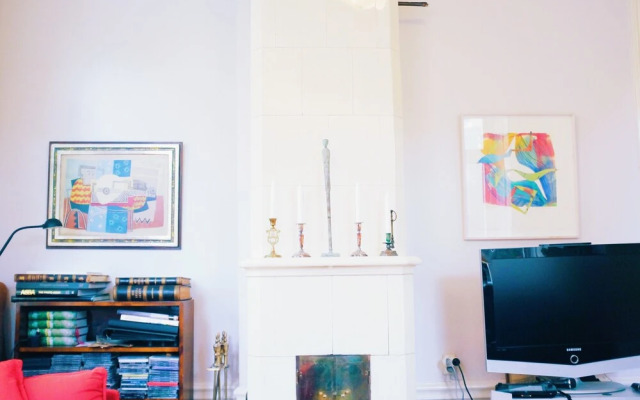 Beautiful, Artistic, Heirloom Apartment