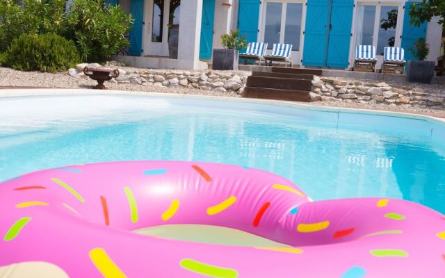 Spacious Villa With Private Swimming Pool and Jacuzzi