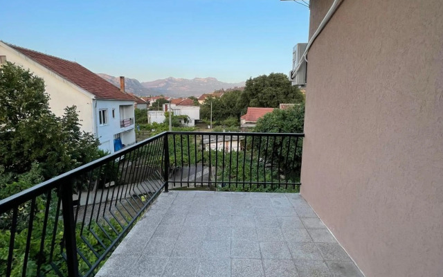 Entire spacious apartment with free parking