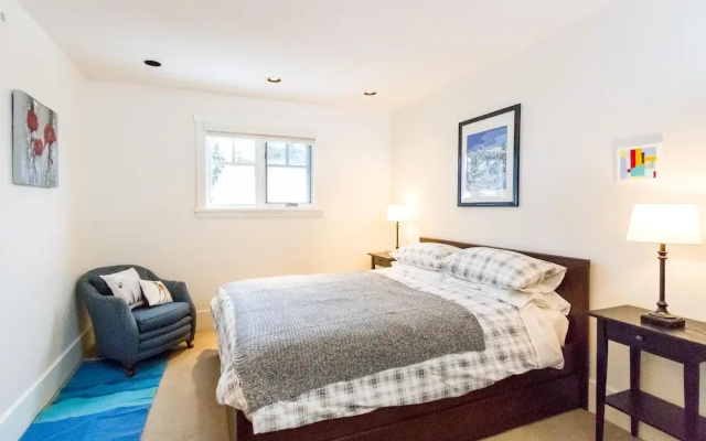 Spacious Town Home With Private Hot Tub