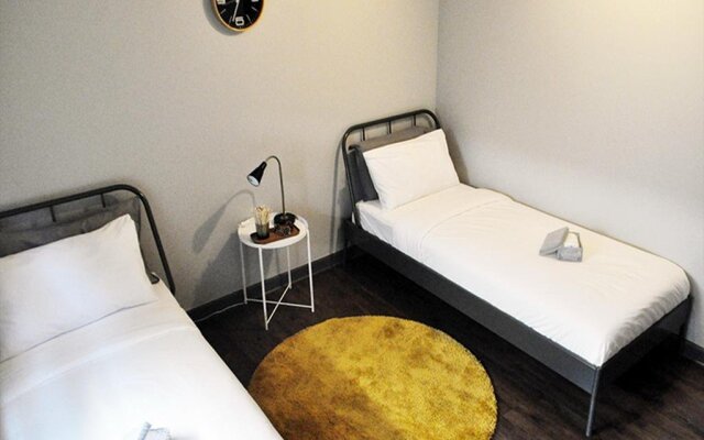 Beyond Bangkok Guesthouse - Hostel