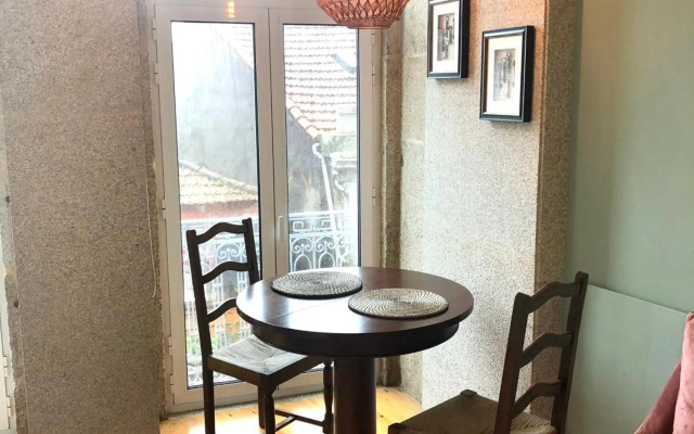 Light Cozy Studio in Bonfim with Romantic Balcony