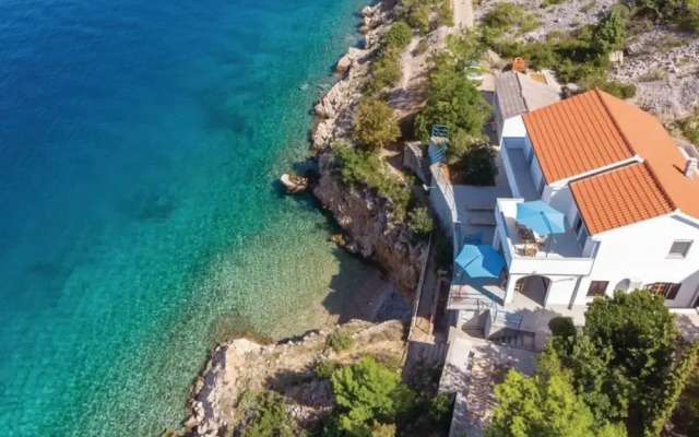 Sunny Beachfront Jablanac Apartments