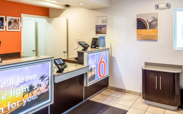 Motel 6 Bakersfield, CA - East