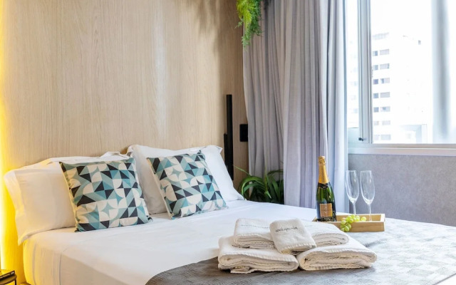 Apartamento moderno com piscina e AC