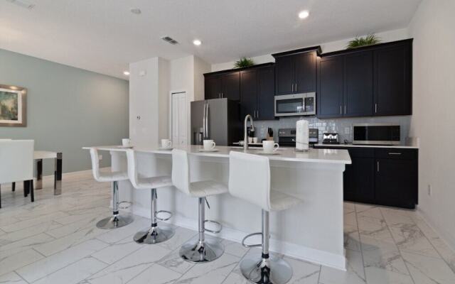 Beautiful 4Bd Pool TH, Storey Lake-4815DS