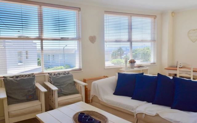 2 Bedroom Apartment Nestled Under Devil's Peak