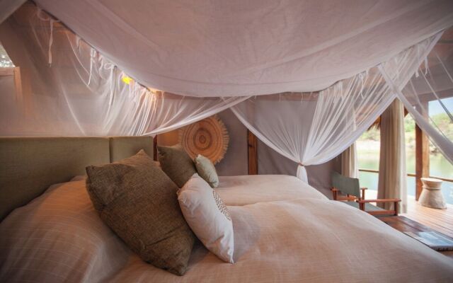 Sindabezi Island Camp