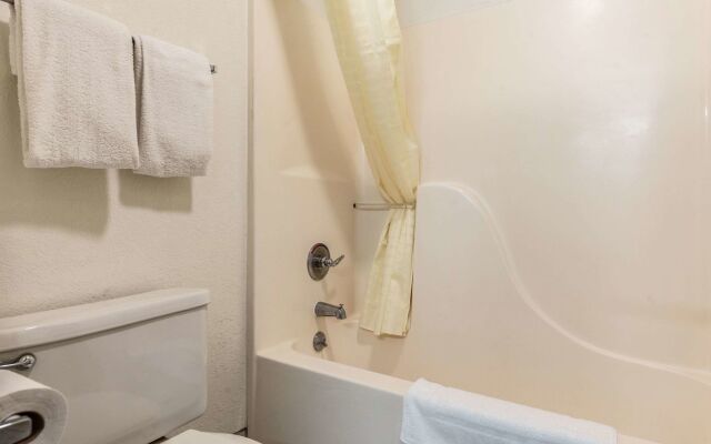 Econo Lodge Inn & Suites
