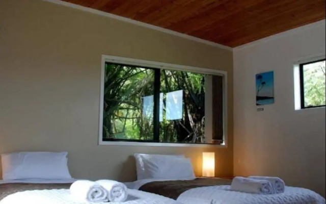 Lone Kauri Lodge Karekare