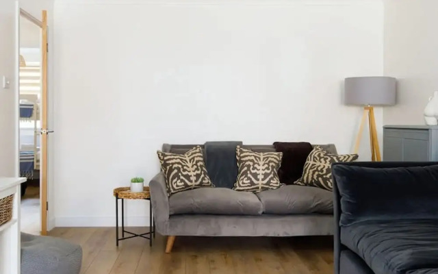 Charming Bolthole 400m to Beach