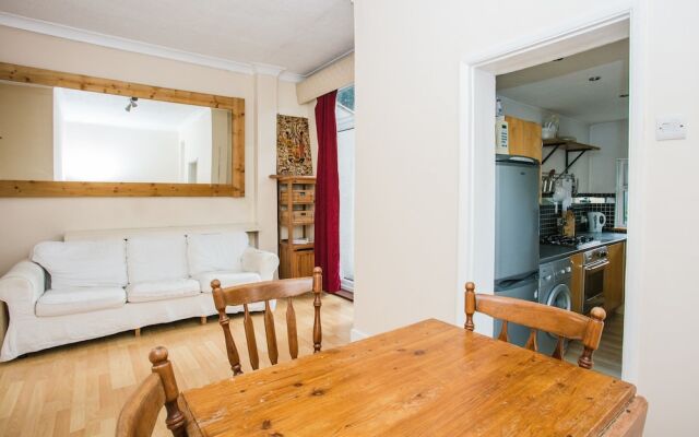 1 Bedroom Flat In Wimbledon With Garden