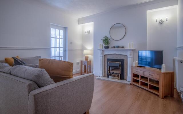 Ivy Cellar - 2 Bedroom Apartment - Tenby