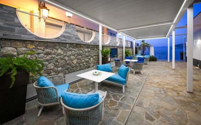 Beachfront Villa Sorrento & private sea access