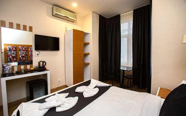 La Pazza Suites Hotel