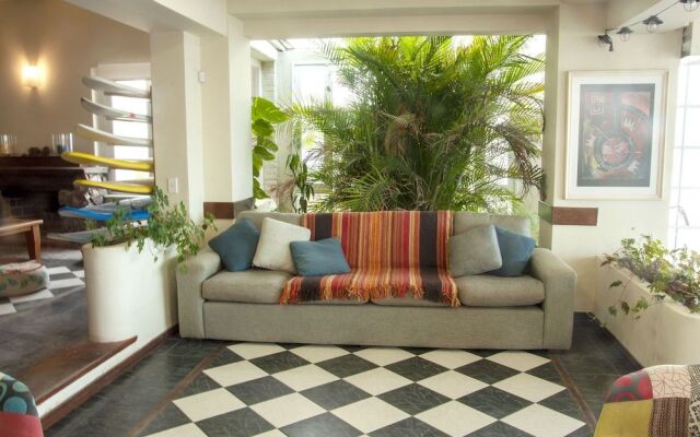 Alevines Playa el Emir Hostel & Suites