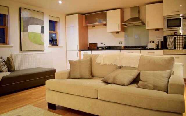 2 Bedroom Flat Sleeps 4 in Balham