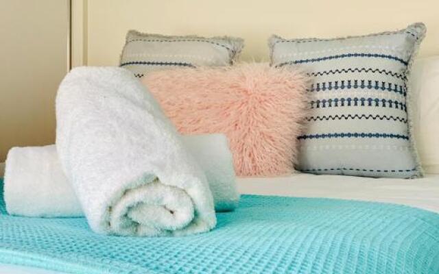 Daydreaming Airlie Beach, Water Views And Only 200M To Boardwalk.