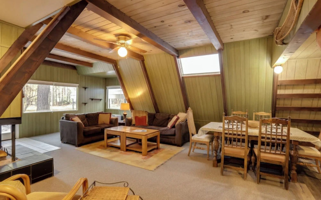 Quaint + Rustic A-frame < 5 Mi to Plumas-eureka!