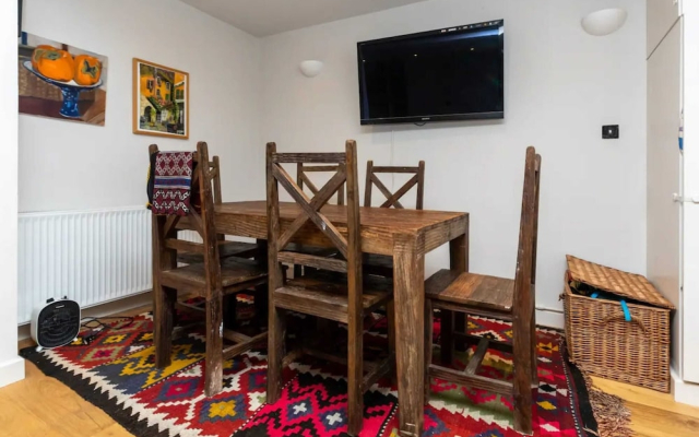 Snug 2BD Flat in Ladbroke Grove, London