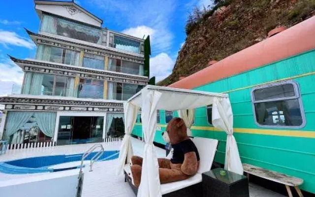 Queting Lake View Inn