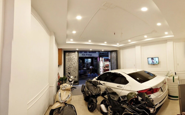Smiley Apartment 8