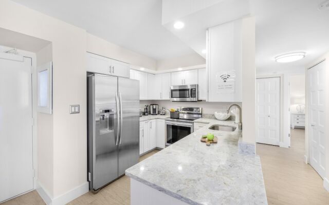 Inviting Condo on Beach With Pool and Tennis Courts