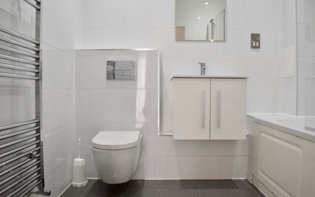 Bright 1 Bedroom Apartment in South London