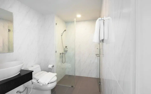 The Rizin Hotel Phratumnak