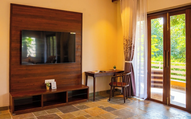 Still River Suites with Heated Pool, Jacuzzi by ELIVAAS