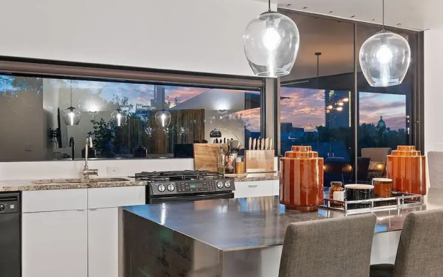 2BR Designer Condo East Downtown Austin