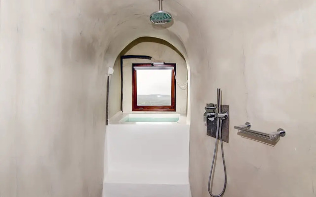 Santorini Rooftop Hot Tub Suite w Panoramic Views