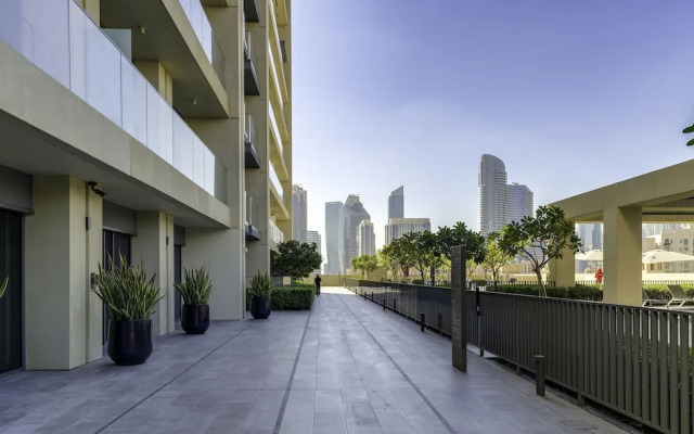 Sleek 1BR in Burj Royale with Canal View