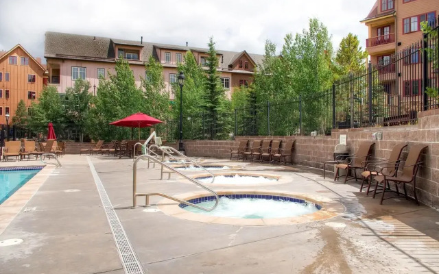 Water House On Main Street #6106