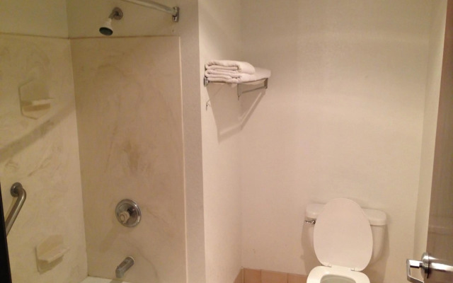 Brentwood Inn & Suites