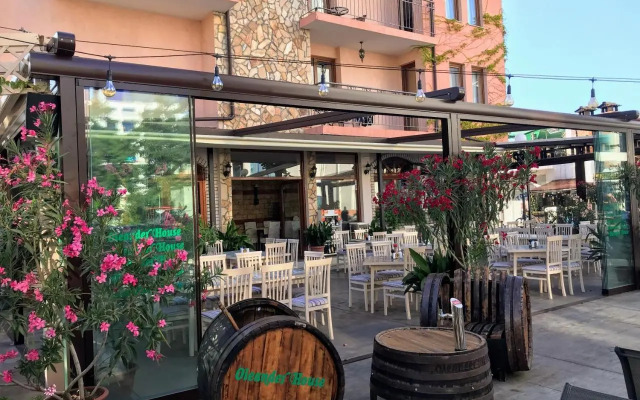 Oleander House And Tennis Club