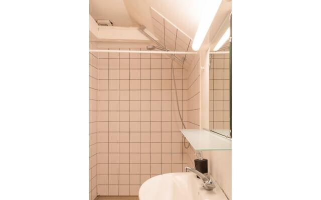 Sanders Boulevard - Cute 2-bdr Apt By the Canal
