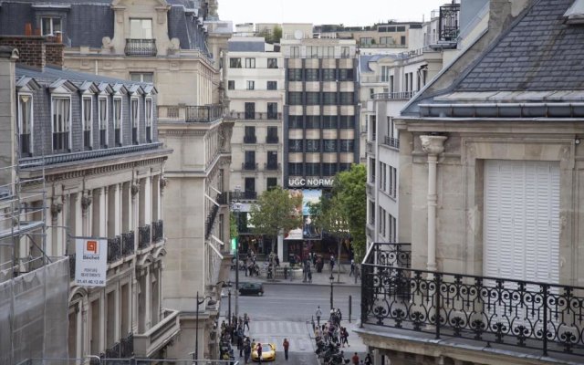 Champs Élysées-Vuitton Apartment