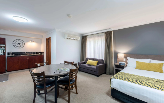 Ambassador Orange Hotel – Guest Rooms – Orange